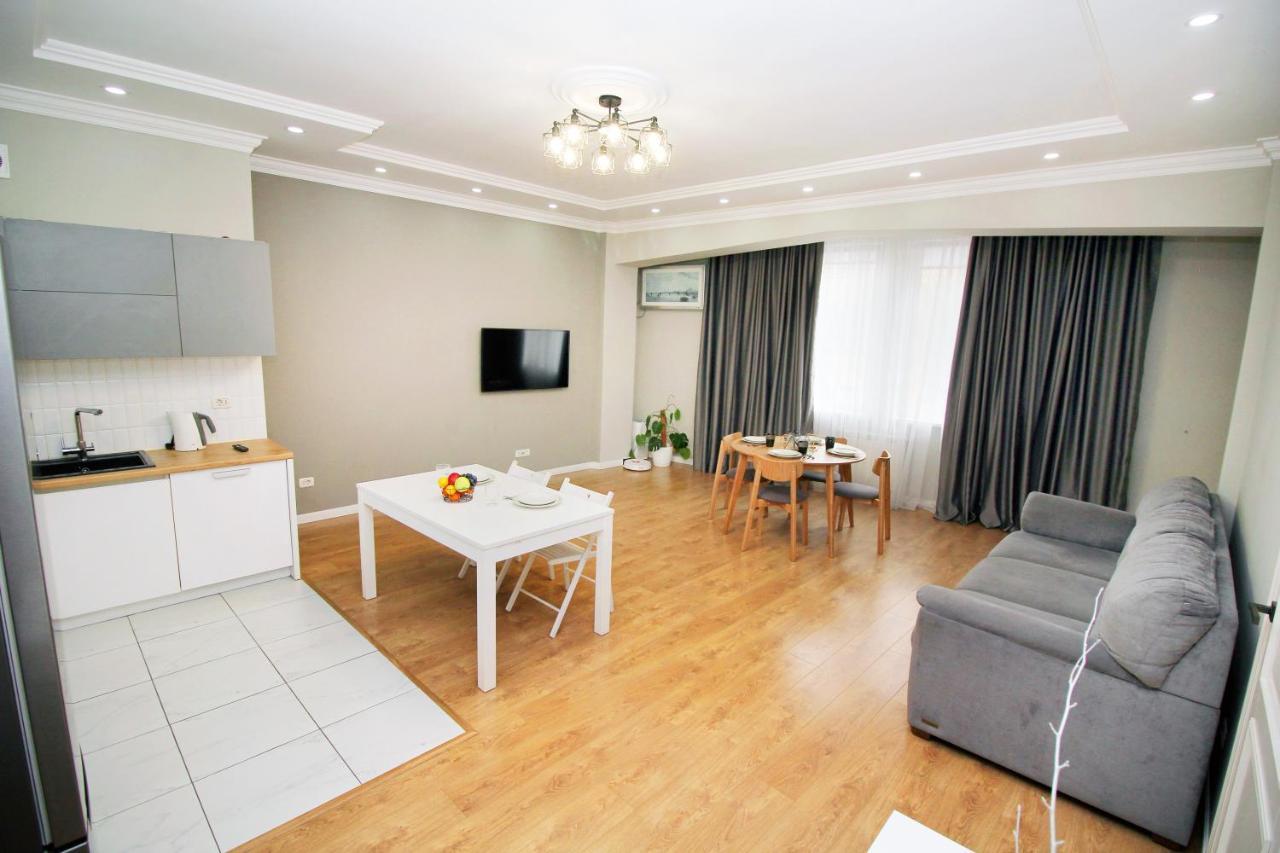Perfect Spacious Apartment 356 Almaty Bagian luar foto
