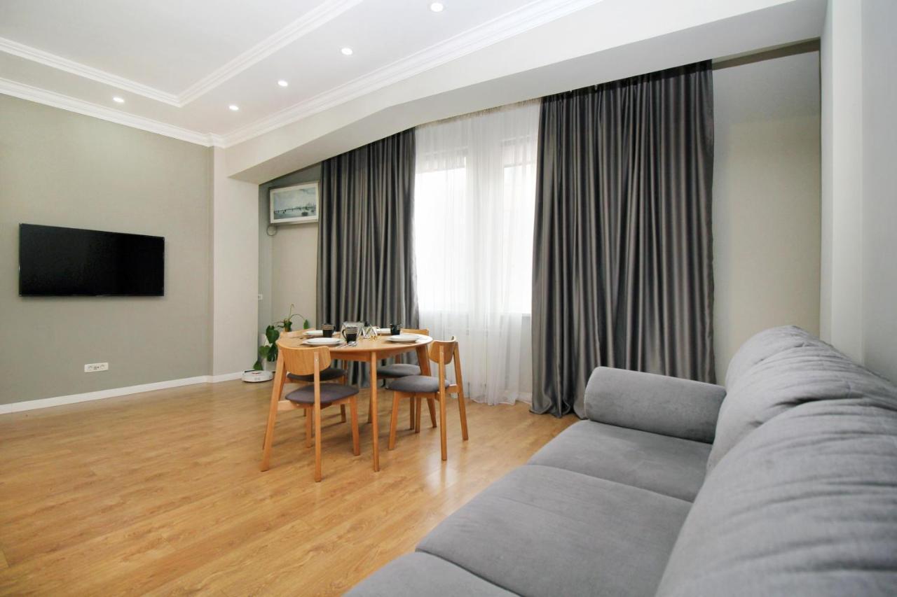 Perfect Spacious Apartment 356 Almaty Bagian luar foto