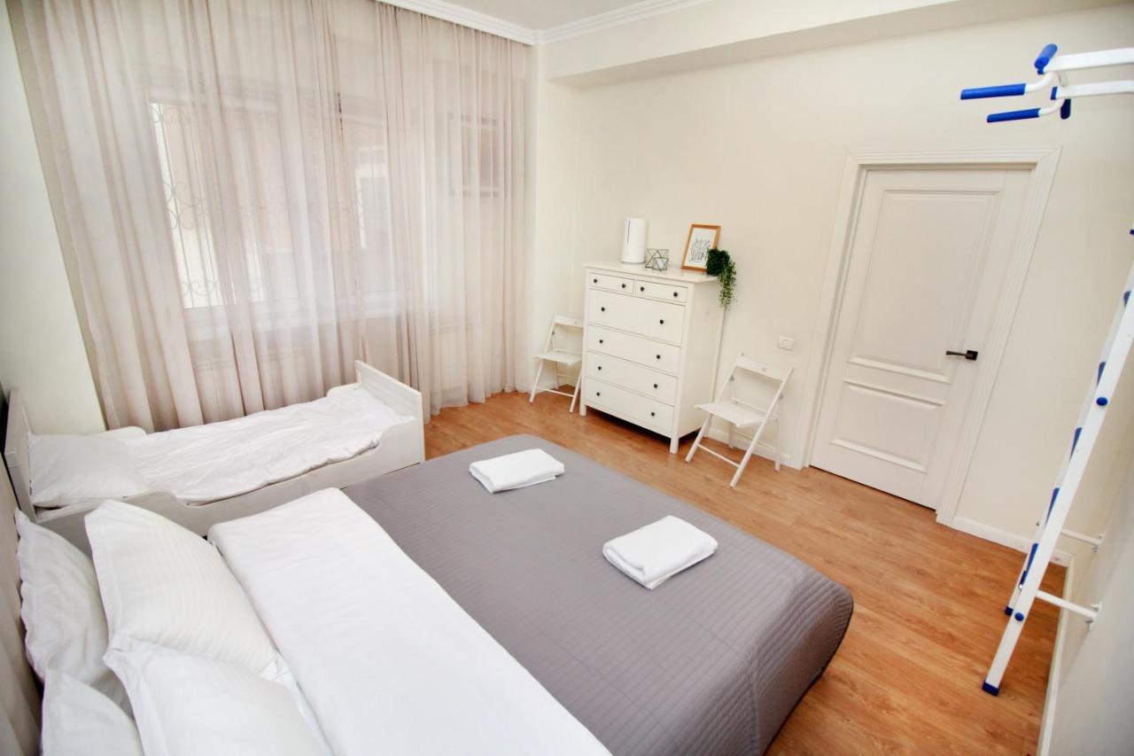Perfect Spacious Apartment 356 Almaty Bagian luar foto